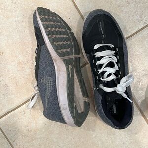 Nike Air Zoom Winflo 5. Water repellent. Black and grey size 8 shoes.